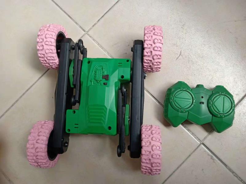 一种能翻转爬行的四轮驱动玩具车